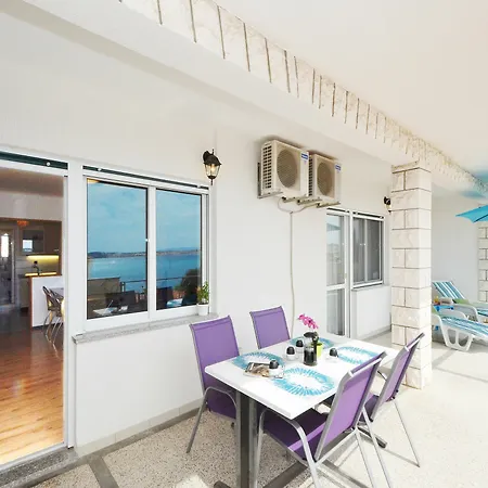 Apartment Markic Seget Donji